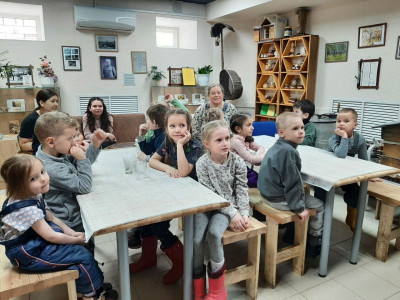 Пчелотека вновь распахнула свои двери для юных гостей из Монтессори Пчелотека вновь распахнула свои двери для юных гостей из Монтессори